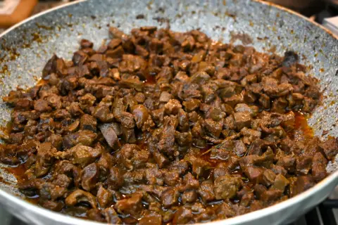 Coratella di agnello saporita, cotta in padella con un sugo ricco e invitante. Un piatto tradizionale pronto per essere gustato.