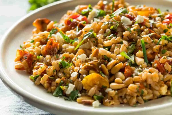 Insalata di farro con pomodori secchi, pinoli e feta. Un'idea fresca per le tue ricette fredde estive.