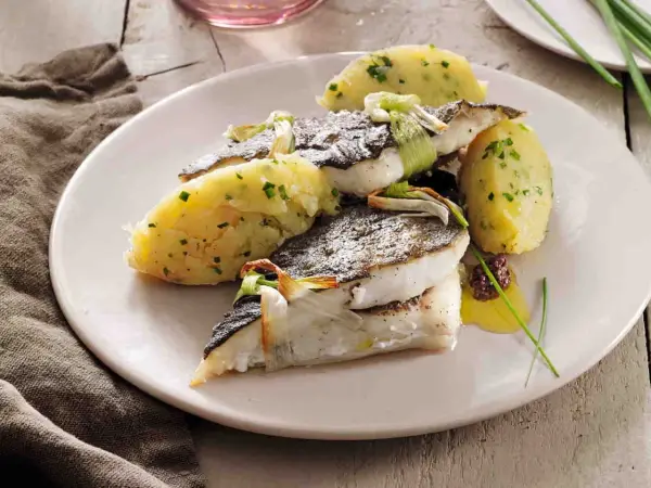 Rombo al forno con purè di patate e erbe aromatiche, un piatto raffinato e gustoso.